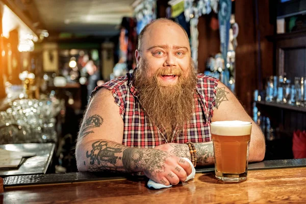 Varón barbudo apoyado en el lugar de trabajo en el pub — Foto de Stock