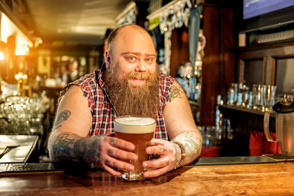 Hombre gordo feliz degustación de bebidas alcohólicas — Foto de Stock