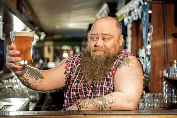 Gelukkig man glas bier drinken — Stockfoto