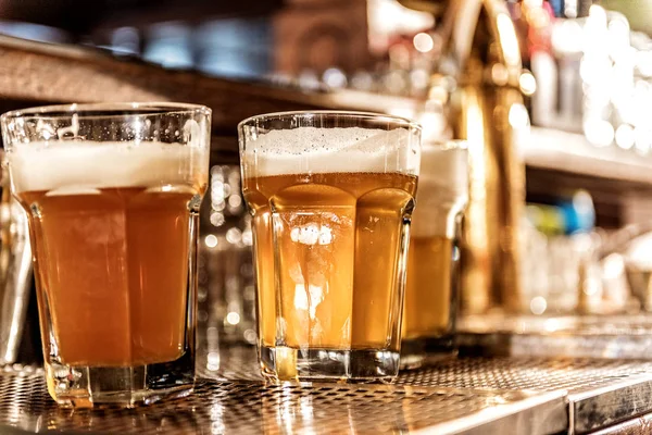 Üveg hideg alkoholt inni pub — Stock Fotó