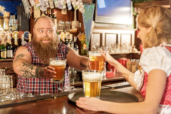 Sonriente chica tomando cerveza de feliz camarero — Foto de Stock