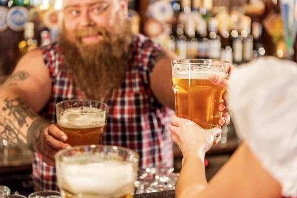 Barbudo dando bebidas a la camarera — Foto de Stock