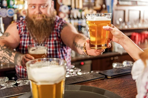 Жирный бармен с пивом в руке — стоковое фото