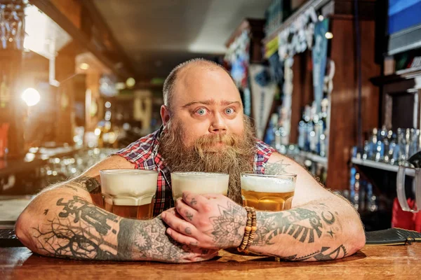 Hombre sorprendido abrazando vasos de cerveza — Foto de Stock