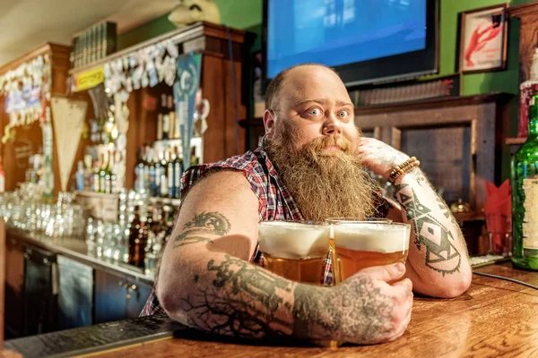 Wonder gebaarde mannelijke proeft bier — Stockfoto