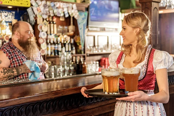 Mujer joven saliente hablando con el hombre en el bar — Foto de Stock