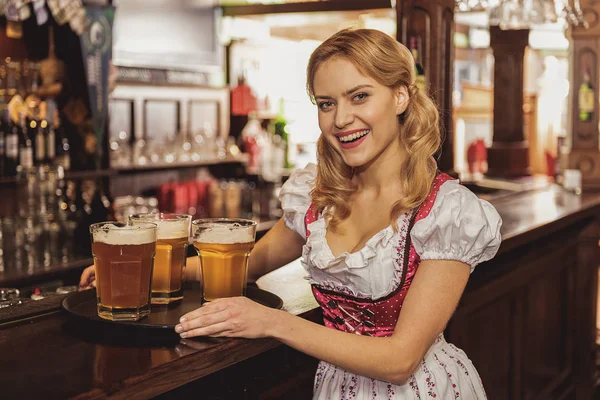 Vrolijke vrouwelijke zorgzame drank in pub — Stockfoto