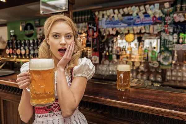 Sorprendente hembra sosteniendo vaso de cerveza — Foto de Stock