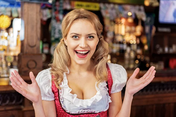 Mujer feliz golpeando las manos en el pub — Foto de Stock