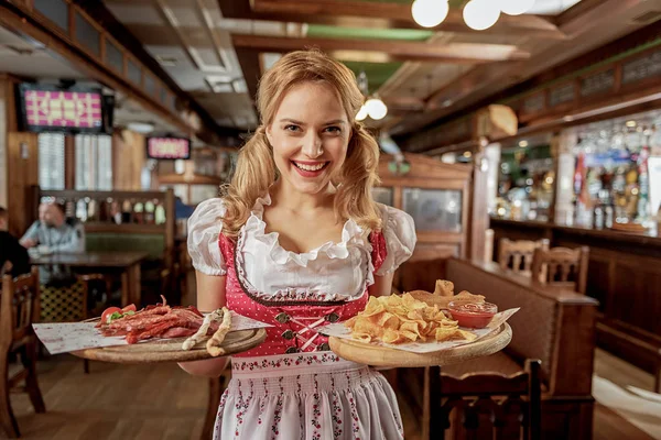 Chica saliente sosteniendo el orden en el pub — Foto de Stock