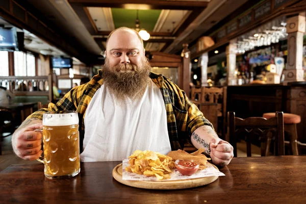 Blij dat vet man zitten in pub — Stockfoto