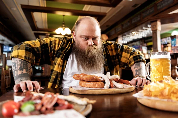 Maravilla barbudo hombre comer alimentos en alcohol — Foto de Stock