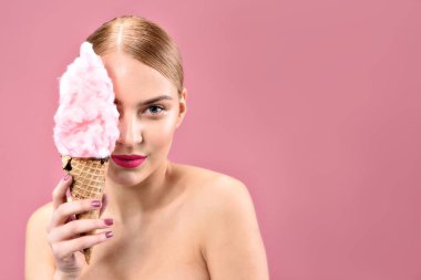 Tatlılık ile poz güzel genç kadın