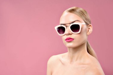 Genç Kadın Kameraya Bakıyor