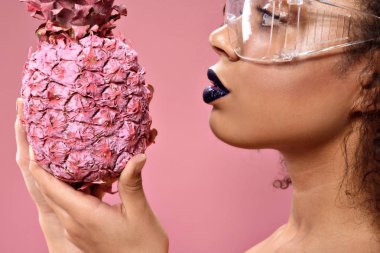 Koruyucu gözlük güzel genç kadın