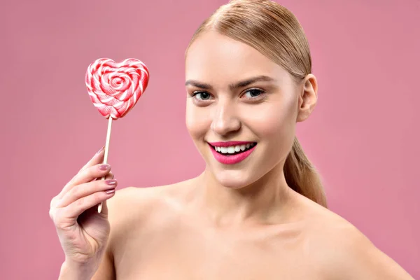 Glücklich attraktives Mädchen posiert mit Süßigkeiten — Stockfoto
