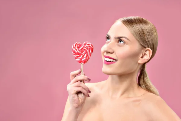 Glücklich süßes Mädchen posiert mit Farbe Süßigkeiten — Stockfoto