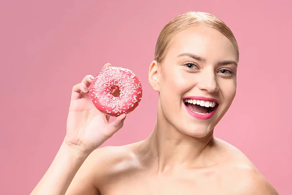 웃 고 있는 귀여운 여성 보여주는 도넛 — 스톡 사진