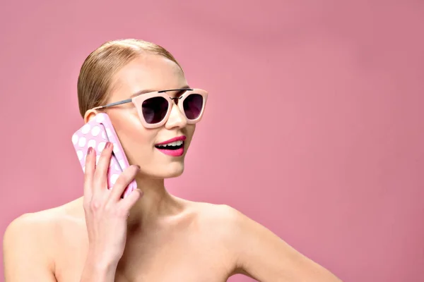 Aantrekkelijke jonge vrouw permanent met mobiele telefoon — Stockfoto