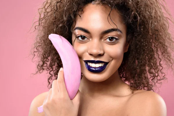 Jovem feliz posando com frutas — Fotografia de Stock