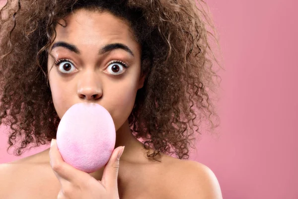 Shocked young african woman posing at camera — Stock Photo, Image