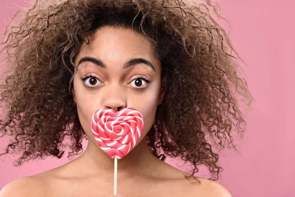 Menina engraçada posando com doces — Fotografia de Stock