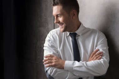 Anız gri duvara ile neşeli genç erkek