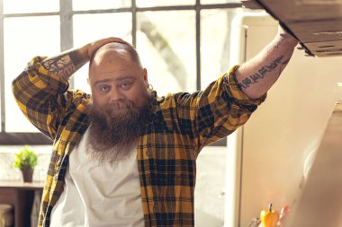 Gıda hakkında düşünme aç kalın adam