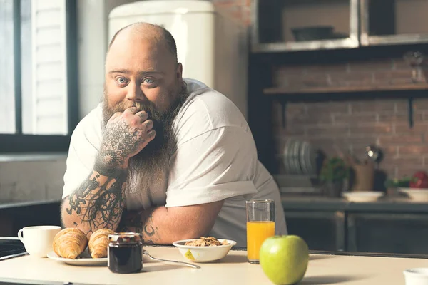 O tipo grosso quer comer. — Fotografia de Stock