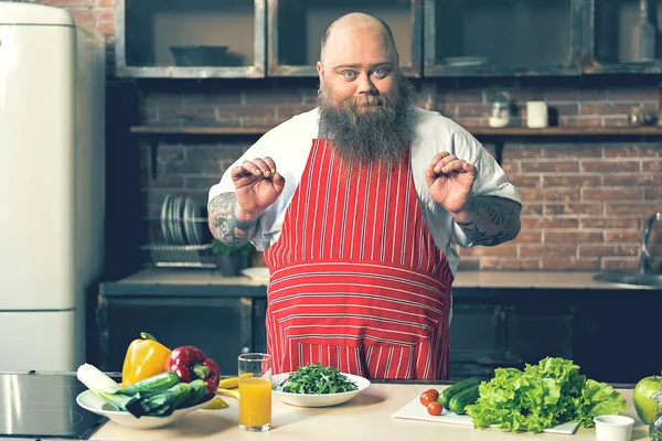 Cheerful chef masculino cozinhar alimentos saudáveis — Fotografia de Stock