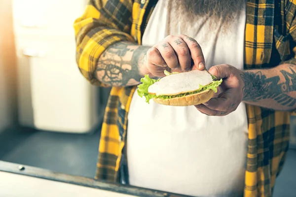 Graisse masculine préparant des aliments malsains — Photo