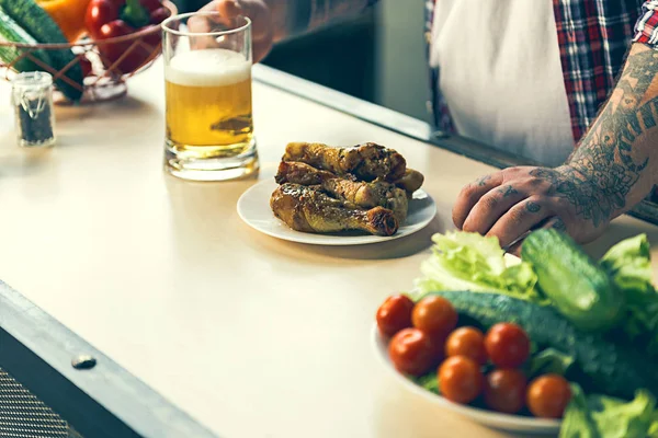 Dikke vent drinken alcohol drank met vlees — Stockfoto