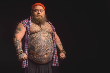 Büyük göbek ile şık şişman adam