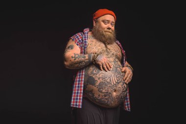 Neşeli kalın midesi sevmez