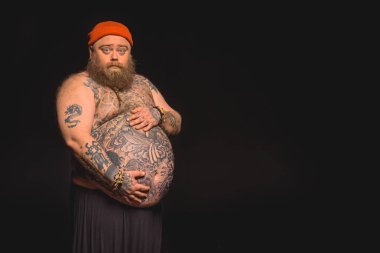 Kalın erkek hipster karnına seviyor