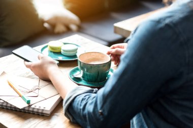 Kadın kahve masasında tatma