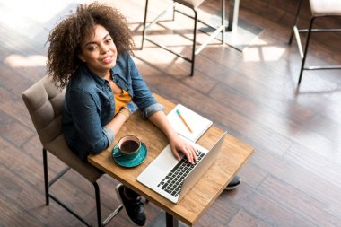 Kafede bilgisayarda yazarak giden erkek