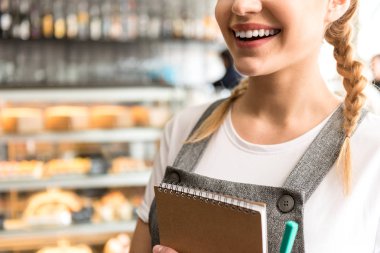 Mutlu kadın defterini elinde tutmak