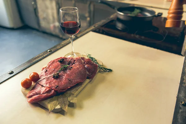 Trozo de carne y vino tinto en la cocina — Foto de Stock