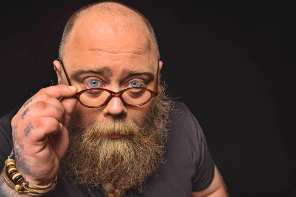 Hombre gordo con gafas que expresan seriedad — Foto de Stock