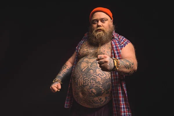 Bullebak mannelijke dikke hipster uiting geven aan zijn negativiteit — Stockfoto