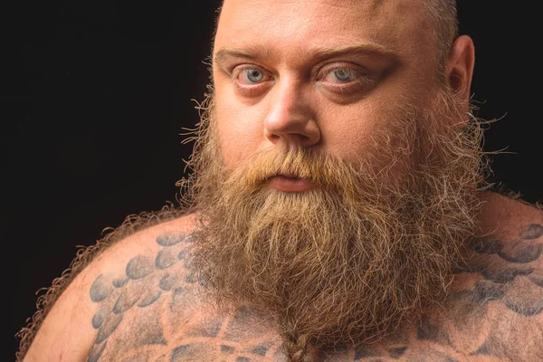 Hombre gordo serio con tatuaje en el cuerpo — Foto de Stock