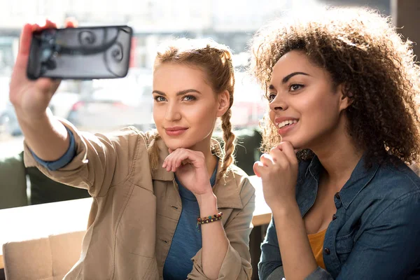 Kimenő nő meg vesz selfie, a mobil — Stock Fotó