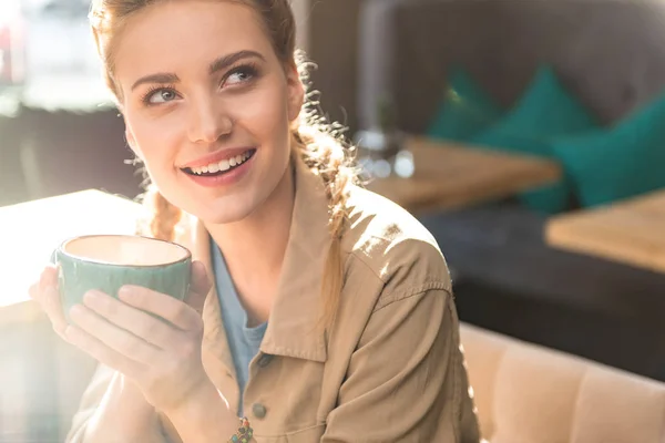 Вдумлива жінка п'є чашку кави — стокове фото
