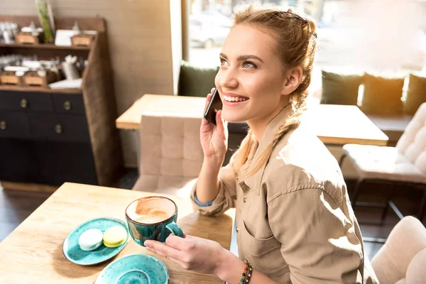 Вихідна дівчина розповідає на мобільному телефоні в кафе — стокове фото