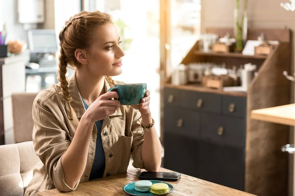 Taza de degustación femenina pensativa de bebida — Foto de Stock