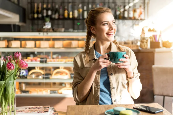 Mujer feliz bebiendo taza de café — Foto de Stock