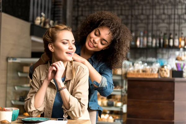 Mujeres salientes haciendo conversación en la cafetería — Foto de Stock