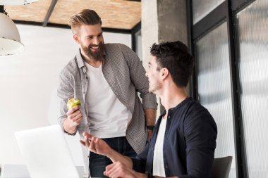 Ofiste sakallı adam gülüyor