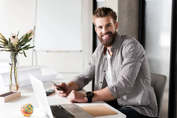 Gelukkig lachend houden-telefoonnummer van manager — Stockfoto